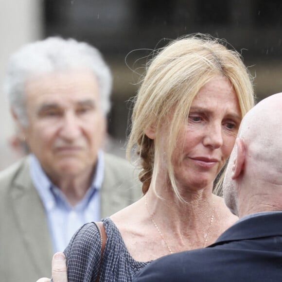 Ce 11 août, place aux obsèques de Sophie Fillières au crématorium du cimetière du Père-Lachaise à Paris. 
Sandrine Kiberlain, Pascal Bonitzer lors des obsèques de Sophie Fillières au crématorium du cimetière du Père-Lachaise à Paris, le 11 août 2023.