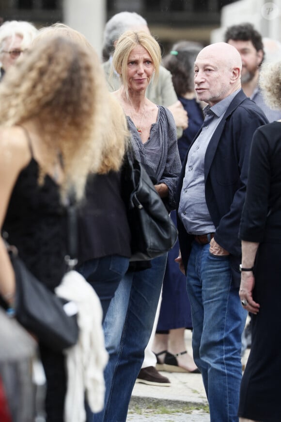 Sandrine Kiberlain, Pascal Bonitzer lors des obsèques de Sophie Fillières au crématorium du cimetière du Père-Lachaise à Paris, le 11 août 2023.  Funeral of Sophie Fillières at the crematorium of the Père-Lachaise cemetery in Paris, August 11, 2023. 