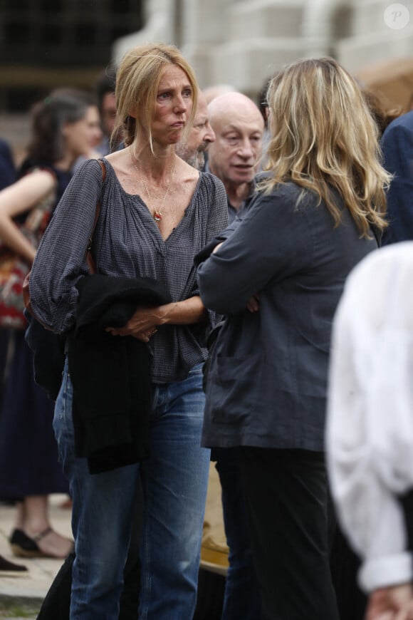 Sandrine Kiberlain lors des obsèques de Sophie Fillières au crématorium du cimetière du Père-Lachaise à Paris, le 11 août 2023.