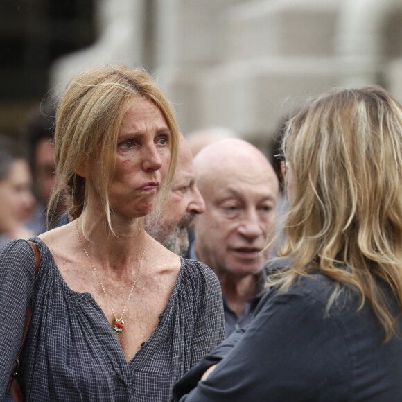 Sandrine Kiberlain lors des obsèques de Sophie Fillières au crématorium du cimetière du Père-Lachaise à Paris, le 11 août 2023.