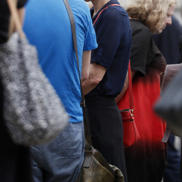 Philippe Katerine, Jeanne Balibar lors des obsèques de Sophie Fillières au crématorium du cimetière du Père-Lachaise à Paris, le 11 août 2023.