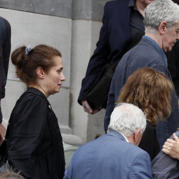Emmanuelle Devos, Sandrine Kiberlain lors des obsèques de Sophie Fillières au crématorium du cimetière du Père-Lachaise à Paris, le 11 août 2023.
