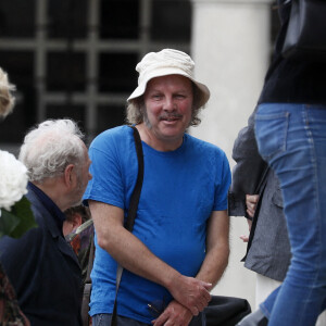 Philippe Katerine et Jackie Berroyer lors des obsèques de Sophie Fillières au crématorium du cimetière du Père-Lachaise à Paris, le 11 août 2023.