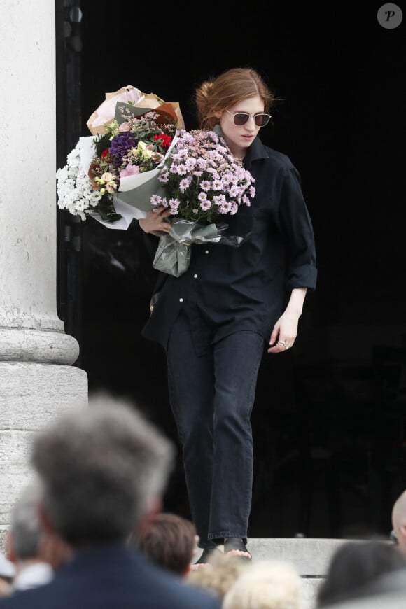 Agathe Bonitzer, la fille de la défunte - Sortie des obsèques de Sophie Fillières au crématorium du cimetière du Père-Lachaise à Paris, le 11 août 2023.