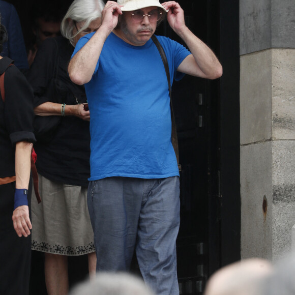 Philippe Katerine - Sortie des obsèques de Sophie Fillières au crématorium du cimetière du Père-Lachaise à Paris, le 11 août 2023.