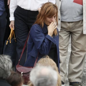 Valérie Donzelli - Sortie des obsèques de Sophie Fillières au crématorium du cimetière du Père-Lachaise à Paris, le 11 août 2023.