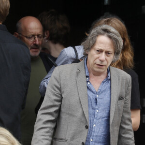 Mathieu Amalric- Sortie des obsèques de Sophie Fillières au crématorium du cimetière du Père-Lachaise à Paris, le 11 août 2023.