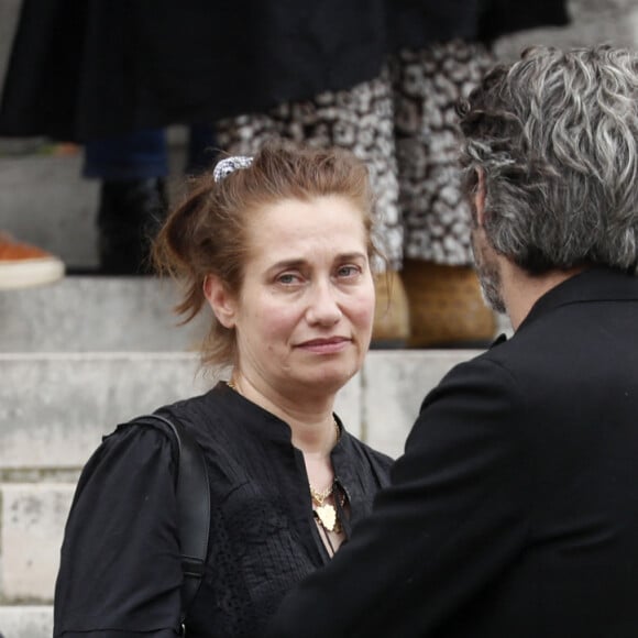 Emmanuelle Devos, Hélène Fillières et son mari Matthieu Tarot - Sortie des obsèques de Sophie Fillières au crématorium du cimetière du Père-Lachaise à Paris, le 11 août 2023.