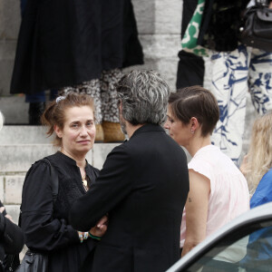 Emmanuelle Devos, Hélène Fillières et son mari Matthieu Tarot - Sortie des obsèques de Sophie Fillières au crématorium du cimetière du Père-Lachaise à Paris, le 11 août 2023.