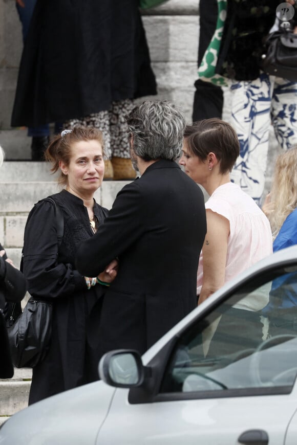 Emmanuelle Devos, Hélène Fillières et son mari Matthieu Tarot - Sortie des obsèques de Sophie Fillières au crématorium du cimetière du Père-Lachaise à Paris, le 11 août 2023.