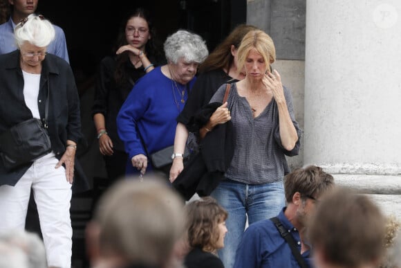 Sandrine Kiberlain - Sortie des obsèques de Sophie Fillières au crématorium du cimetière du Père-Lachaise à Paris, le 11 août 2023.