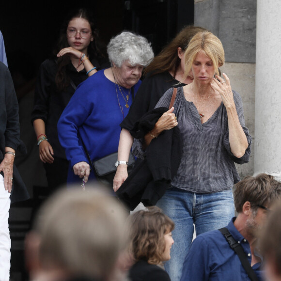 Sandrine Kiberlain - Sortie des obsèques de Sophie Fillières au crématorium du cimetière du Père-Lachaise à Paris, le 11 août 2023.