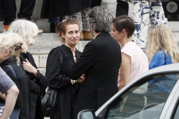 Emmanuelle Devos, Hélène Fillières et son mari Matthieu Tarot - Sortie des obsèques de Sophie Fillières au crématorium du cimetière du Père-Lachaise à Paris, le 11 août 2023.