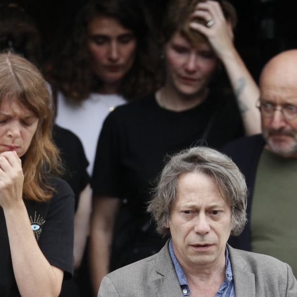 Des informations recueillies auprès de ses proches, elle est décédée "paisiblement" dans la matinée à l'hôpital, n'ayant "pas de doute sur l'issue de sa maladie".
Mathieu Amalric- Sortie des obsèques de Sophie Fillières au crématorium du cimetière du Père-Lachaise à Paris, le 11 août 2023.