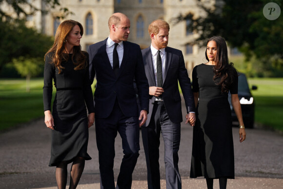 Le duc de Sussex serait toujours en contact avec sa belle-soeur Kate Middleton.
Kate Middleton, le prince William, le prince Harry et Meghan Markle se retrouvent enfin. Ils découvrent ensemble les hommages à la reine Elizabeth II après sa disparition. Le 10 septembre 2022 à Windsor