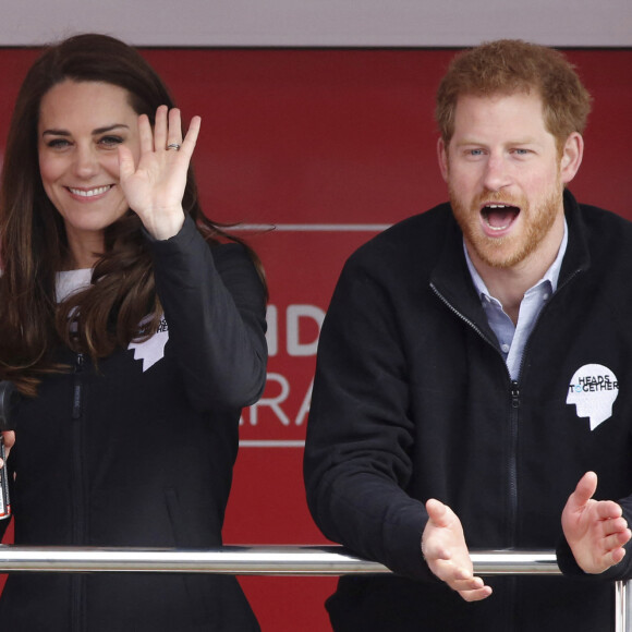 Il faut croire que la princesse de Galles à le coeur sur la main.
Le prince William, duc de Cambridge, Catherine (Kate) Middleton, duchesse de Cambridge, et le prince Harry donnent le départ du marathon de Londres,