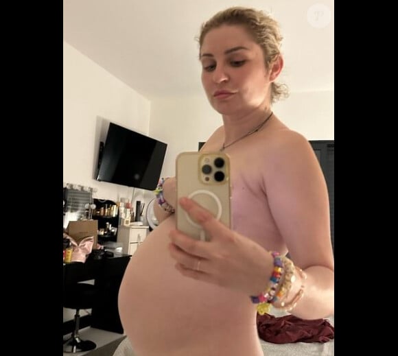 Mais sa maman a finalement eu l'occasion de retrouver les siens, comme on peut le voir dans une vidéo publiée sur Instagram.
Amandinne Pellissard enceinte de son 9e enfant. Le 22 juin 2023.