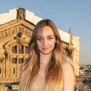 Elle a préféré suivre le chemin de sa tante Laura, en devenant actrice. 
Emma Smet - Soirée "French Touch" sur la terrasse des Galeries Lafayette à Paris le 5 juillet 2022. © Jeremy Melloul/Bestimage