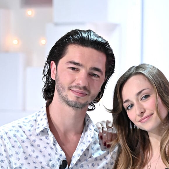 Exclusif - Sam Lellouche et Emma Smet Enregistrement de l'émission "Vivement dimanche prochain" au studio Gabriel, présentée par Michel.Drucker . L'émission sera diffusée sur France 2 le 6 mars 2022. © Guillaume Gaffiot / Bestimage 