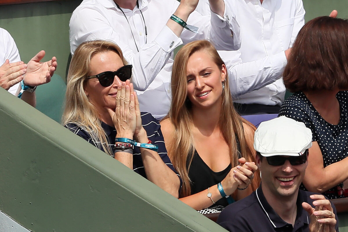 Photo : Estelle Lefebure et sa fille Emma Smet dans les tribunes des  internationaux de tennis de Roland Garros à Paris, France, le 6 juin 2018.  © Cyril Moreau/Bestimage - Purepeople