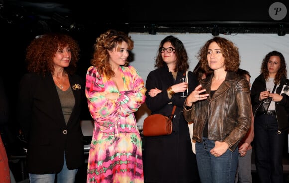 Lola Zidi et sa mère Hélène Zidi, Isabelle Saporta lors de la soirée de présentation du livre de Lola Zidi "Princesse autonome" au Théâtre du Roi René à Paris le 13 février 2023. Lola Zidi est la fille de Yves Rénier et Hélène Zidi. Kristophy, sa demi soeur est la fille de Yves Rénier. Il avait caché son existence au grand public. © Dominique Jacovides / Bestimage 