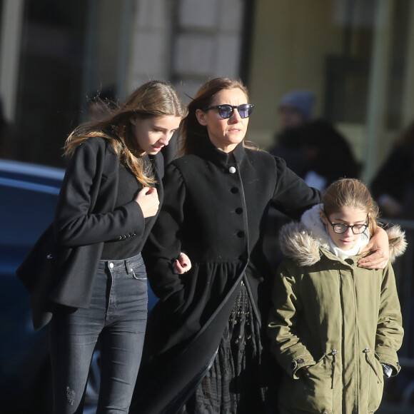 Vittoria de Savoie, 19 ans et Luisa qui a célébré ses 17 ans ce mercredi 16 août 2023
Clotilde Courau et ses filles Luisa et Vittoria - Arrivées des personnalités en l'église de La Madeleine pour les obsèques de Johnny Hallyday à Paris. Le 9 décembre 2017 