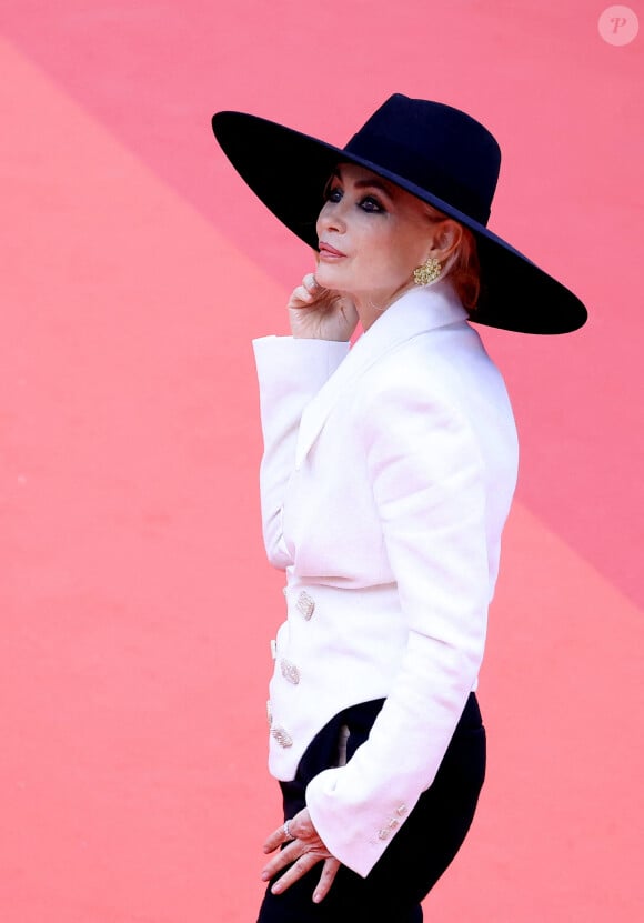 Heureusement, elle partage quelques instantanés de son séjour et, ô joie ! Il est possible d'y apercevoir le visage de son plus jeune fils Surafel.
Emmanuelle Béart - Montée des marches du film " Jeanne du Barry " pour la cérémonie d'ouverture du 76ème Festival International du Film de Cannes, au Palais des Festivals à Cannes. Le 16 mai 2023 © Jacovides-Moreau / Bestimage