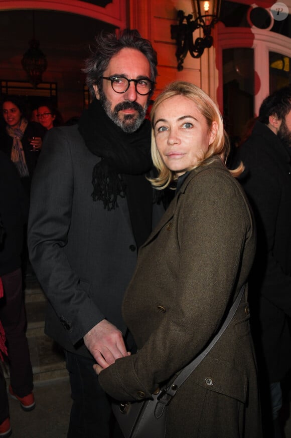 Son mari, Frédéric Chaudier, n'était pas loin puisque l'actrice a également publié une photo sur laquelle ils prennent la pose ensemble, tendrement enlacés.
Emmanuelle Béart et son mari Frédéric Chaudier - Soirée du 10e anniversaire de l'agence audiovisiuelle "Flair production" à l'hôtel "Le Marois" à Paris le 28 mars 2019. © Coadic Guirec/Bestimage