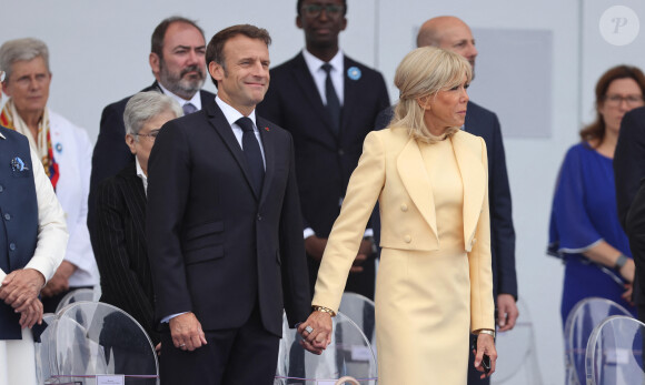 En effet, ils voient en elle une façon de faire passer leurs dossiers plus rapidement sur le bureau d'Emmanuel Macron
 
Le président de la République française Emmanuel Macron et sa femme la Première Dame Brigitte Macron - Tribune lors de la cérémonie du 143ème défilé militaire du 14 juillet, jour de la Fête Nationale à Paris, France, le 14 juillet 2023. © Dominique Jacovides/Bestimage 