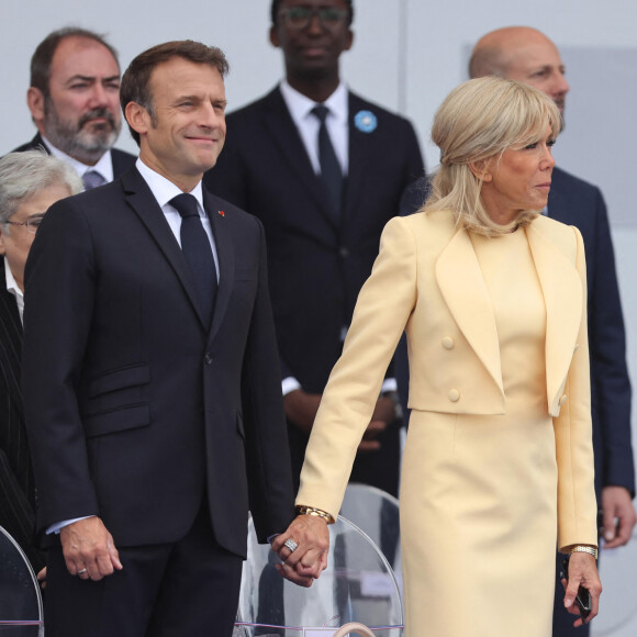 En effet, ils voient en elle une façon de faire passer leurs dossiers plus rapidement sur le bureau d'Emmanuel Macron
 
Le président de la République française Emmanuel Macron et sa femme la Première Dame Brigitte Macron - Tribune lors de la cérémonie du 143ème défilé militaire du 14 juillet, jour de la Fête Nationale à Paris, France, le 14 juillet 2023. © Dominique Jacovides/Bestimage 