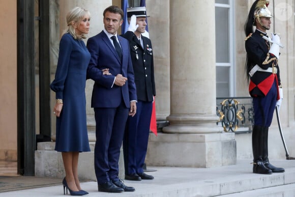 Le président de la république française, Emmanuel Macron et sa femme la première dame, Brigitte Macron recoivent pour un dîner le Premier ministre de la République de l'Inde au palais présidentiel de l'Elysée, à Paris, France, le 13 juillet 2023. © Stéphane Lemouton/Bestimage 