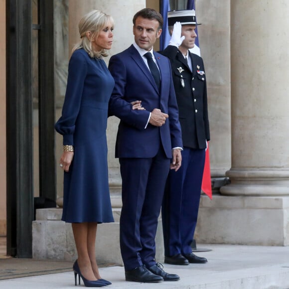 Le président de la république française, Emmanuel Macron et sa femme la première dame, Brigitte Macron recoivent pour un dîner le Premier ministre de la République de l'Inde au palais présidentiel de l'Elysée, à Paris, France, le 13 juillet 2023. © Stéphane Lemouton/Bestimage 