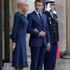 Le président de la république française, Emmanuel Macron et sa femme la première dame, Brigitte Macron recoivent pour un dîner le Premier ministre de la République de l'Inde au palais présidentiel de l'Elysée, à Paris, France, le 13 juillet 2023. © Stéphane Lemouton/Bestimage 