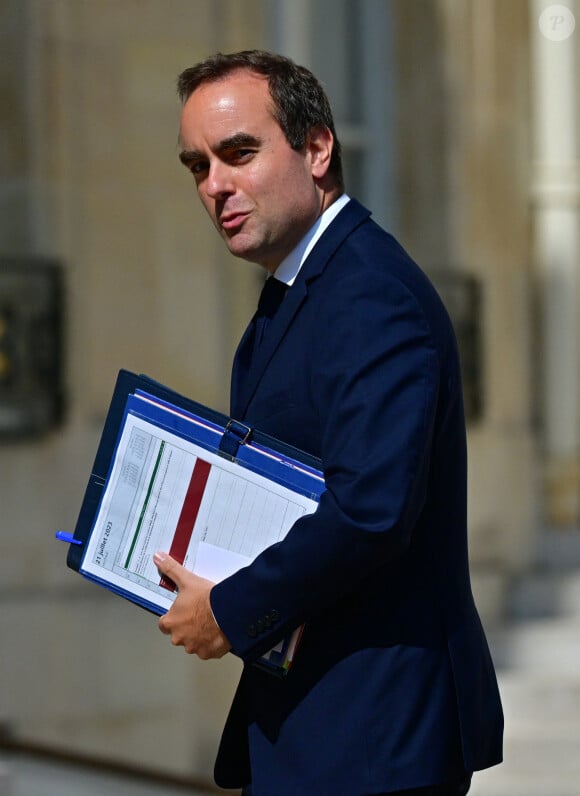 Il y a aussi Sébastien Lecornu, ministre des Armées, qui "l'a fait rire".
Sébastien Lecornu, ministre des Armées - Arrivées au conseil des ministres au palais présidentiel de l'Elysée à Paris, France, le 21 juillet 2023. La présidence française a officialisé le remaniement du gouvernement français le 20 juillet 2023 avec huit nouveaux membres d'un gouvernement qui compte 41 ministres au total. 