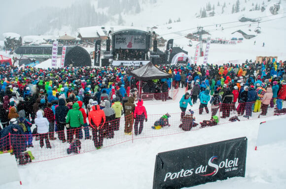 Ses concerts ont toujours du succès mais les finances ne sont pas au rendez-vous à cause de son concept de tarif choisi par le spectateur
Atmosphère pendant le concert de Stephan Eicher lors du Festival Rock the Pistes 2018 à Châtel, France, le 18 mars 2018. © Maks Him/Bestimage