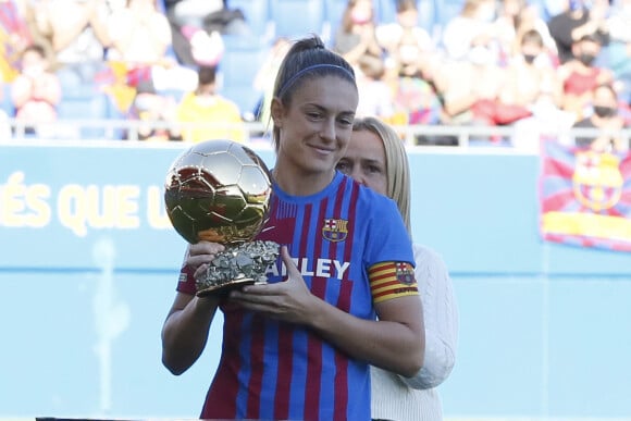 Celle qui a remporté le Ballon d'Or à deux reprises serait en couple avec Olga Rios
 
Alexia Putellas du FC Barcelone présente son ballon d'or avant un match à Barcelone le 4 décembre 2021.