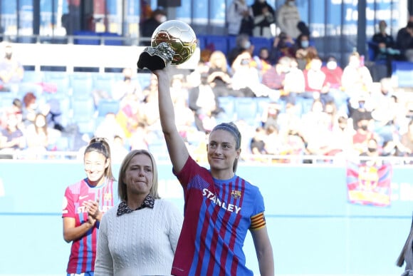 Alexia Putellas du FC Barcelone présente son ballon d'or avant un match à Barcelone le 4 décembre 2021.