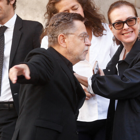 Carole Bouquet, Olivier Gluzman - Arrivées des célébrités aux obsèques de Jane Birkin en l'église Saint-Roch à Paris. Le 24 juillet 2023 © Jacovides-KD Niko / Bestimage  Funerals of the french singer Jane Birkin at Saint-Roch's church in Paris. On July 24th 2023 