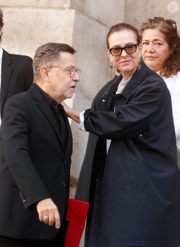 Carole Bouquet, Olivier Gluzman - Arrivées des célébrités aux obsèques de Jane Birkin en l'église Saint-Roch à Paris. Le 24 juillet 2023 © Jacovides-KD Niko / Bestimage  Funerals of the french singer Jane Birkin at Saint-Roch's church in Paris. On July 24th 2023 