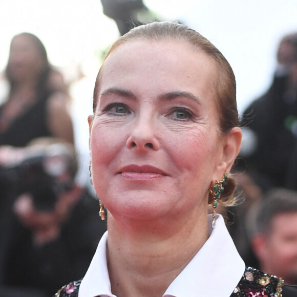 Info - L'actrice et vigneronne Carole Bouquet récompensée par la Revue du vin de France - Info - Un incendie s'est déclaré sur l'île italienne de Pantelleria où Carole Bouquet et Giorgio Armani possèdent chacun une maison. Le couturier s'est déplacé lui-même pour prévenir le voisinage - Carole Bouquet - Montée des marches pour la cérémonie de clôture du 75ème Festival International du Film de Cannes. Le 28 mai 2022 © Giancarlo Gorassini / Bestimage  Red carpet for the closing ceremony of the 75th Cannes International Film Festival. On may 28th 2022 