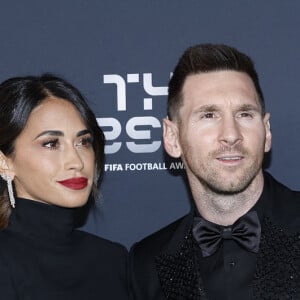 L'Argentin évolue désormais à Miami et en conférence de presse, il a envoyé une pique au PSG
 
Lionel "Leo" Messi et sa femme Antonella Roccuzzo - Arrivées à la cérémonie des Best FIFA Football Awards à la salle Pleyel à Paris, France, le 27 février 2023. Cyril Moreau/Bestimage