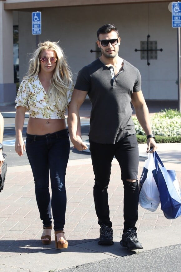 Britney Spears, souriante et rayonnante, se balade main dans la main avec son compagnon Sam Asghari à Camarillo en Californie. Le couple est allé faire du shopping chez GAP et est ensuite allé acheter de la nourriture à emporter dans un In-N-Out Burger. Britney est accompagnée de son garde du corps. Le 17 mai 2019 