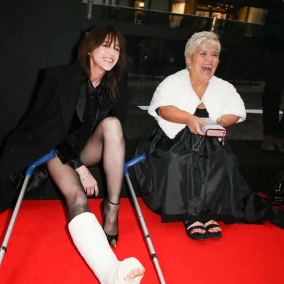 Charlotte Gainsbourg et Mimie Mathy - Tournage de la série " Dix Pour Cent " lors de la 45ème cérémonie des César à la salle Pleyel à Paris, le 28 février 2020. © Dominique Jacovides/Olivier Borde/Bestimage 