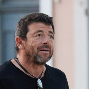 Patrick Bruel joue à la pétanque sur la Place des Lices à Saint-Tropez le 10 août 2023. 