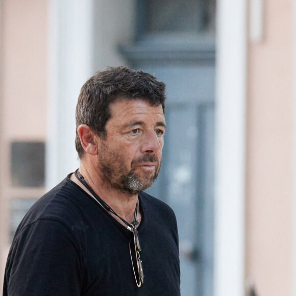 Patrick Bruel joue à la pétanque sur la Place des Lices à Saint-Tropez le 10 août 2023. 