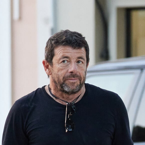 Patrick Bruel joue à la pétanque sur la Place des Lices à Saint-Tropez le 10 août 2023. 