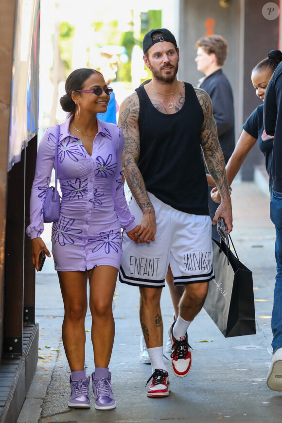 Se promener longuement le long des quais de Seine, avec leurs enfants
Exclusif - Christina Milian fait du shopping avec sa fille Violet et son mari Matt Pokora (M. Pokora) à Los Angeles le 6 avril 2022. Veuillez flouter le visage de l'enfant avant publication 