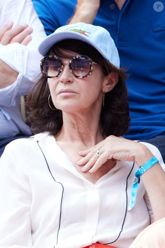 Et va elle-même s'épanouir dans son nouveau rôle de grand-mère !
Zabou Breitman dans les tribunes lors des Internationaux de France de Tennis de Roland Garros 2023. Paris, le 10 juin 2023. © Jacovides-Moreau / Bestimage 