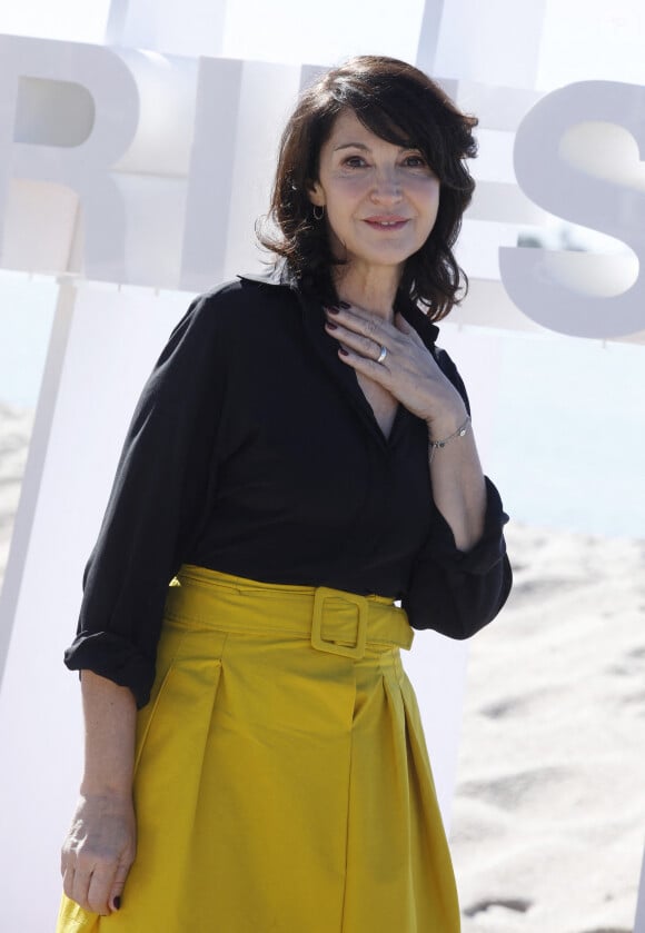 Zabou Breitman - Photocall à l'hôtel Mariott lors du festival Canneseries saison 6 au palais des festivals à Cannes le 16 avril 2023. © Denis Guignebourg / Bestimage 