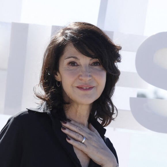 Zabou Breitman - Photocall à l'hôtel Mariott lors du festival Canneseries saison 6 au palais des festivals à Cannes le 16 avril 2023. © Denis Guignebourg / Bestimage 